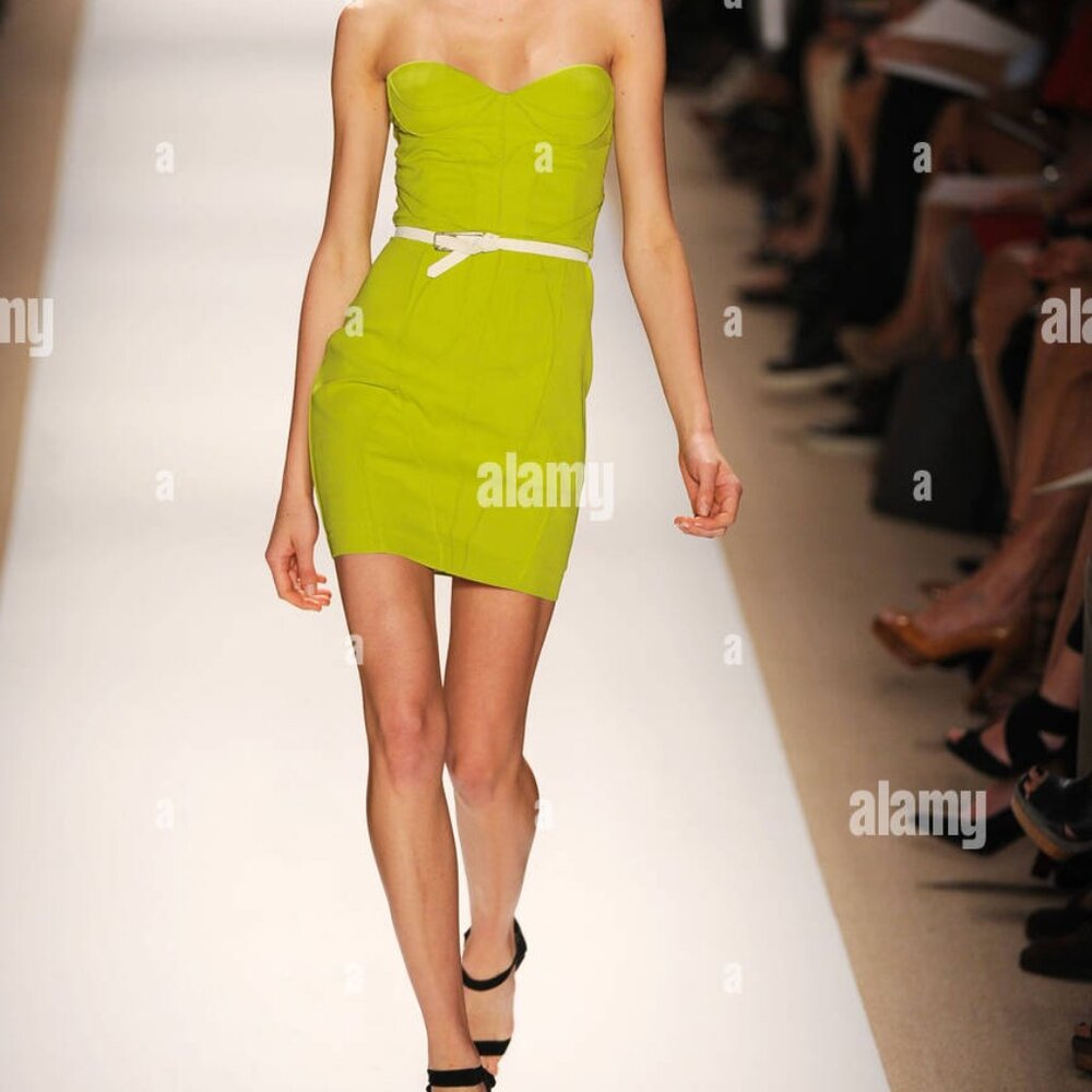 Like New, Sz 6, BRIAN REYES Chic Kelly Green Structured Line Dress